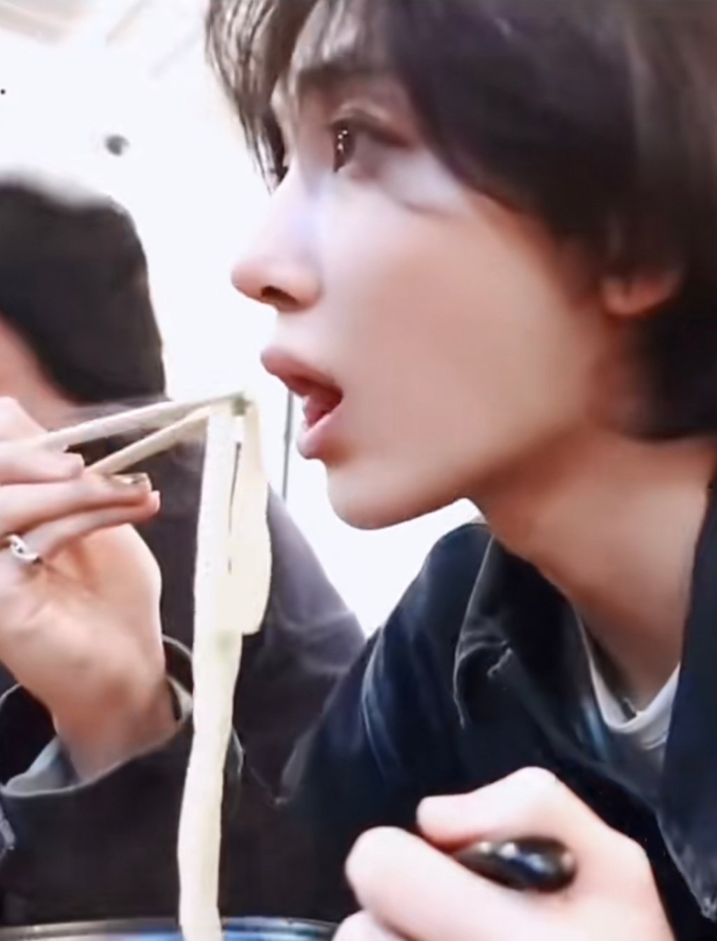 【尹净汉】看svt助眠吃播合集截的两帧搞错了吧…漂亮成这样怎么助眠…这张脸出来我
