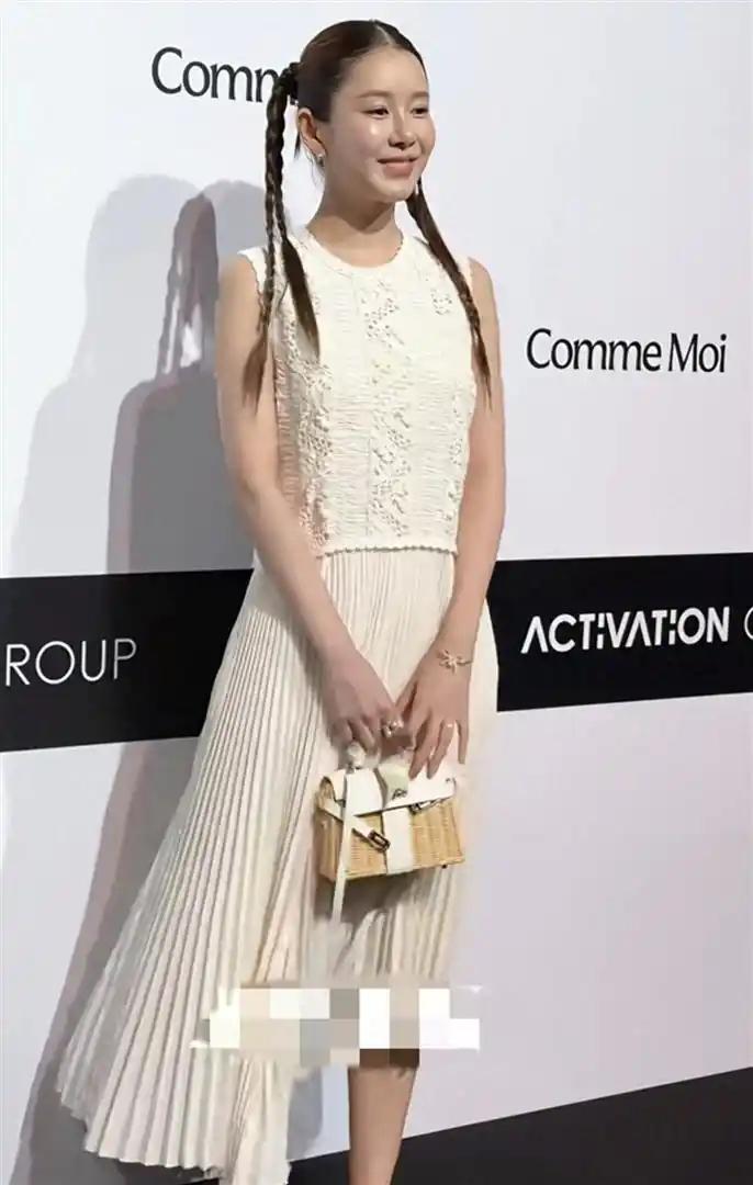 张子萱终于敢大大方方走上红毯了。 结果镜头怼脸一拍，网友全傻了。 3月27号那天