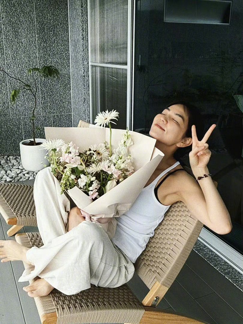 Ella发文庆祝结婚14周年Ella晒出温馨全家福庆祝结婚14周年！照片里满是笑