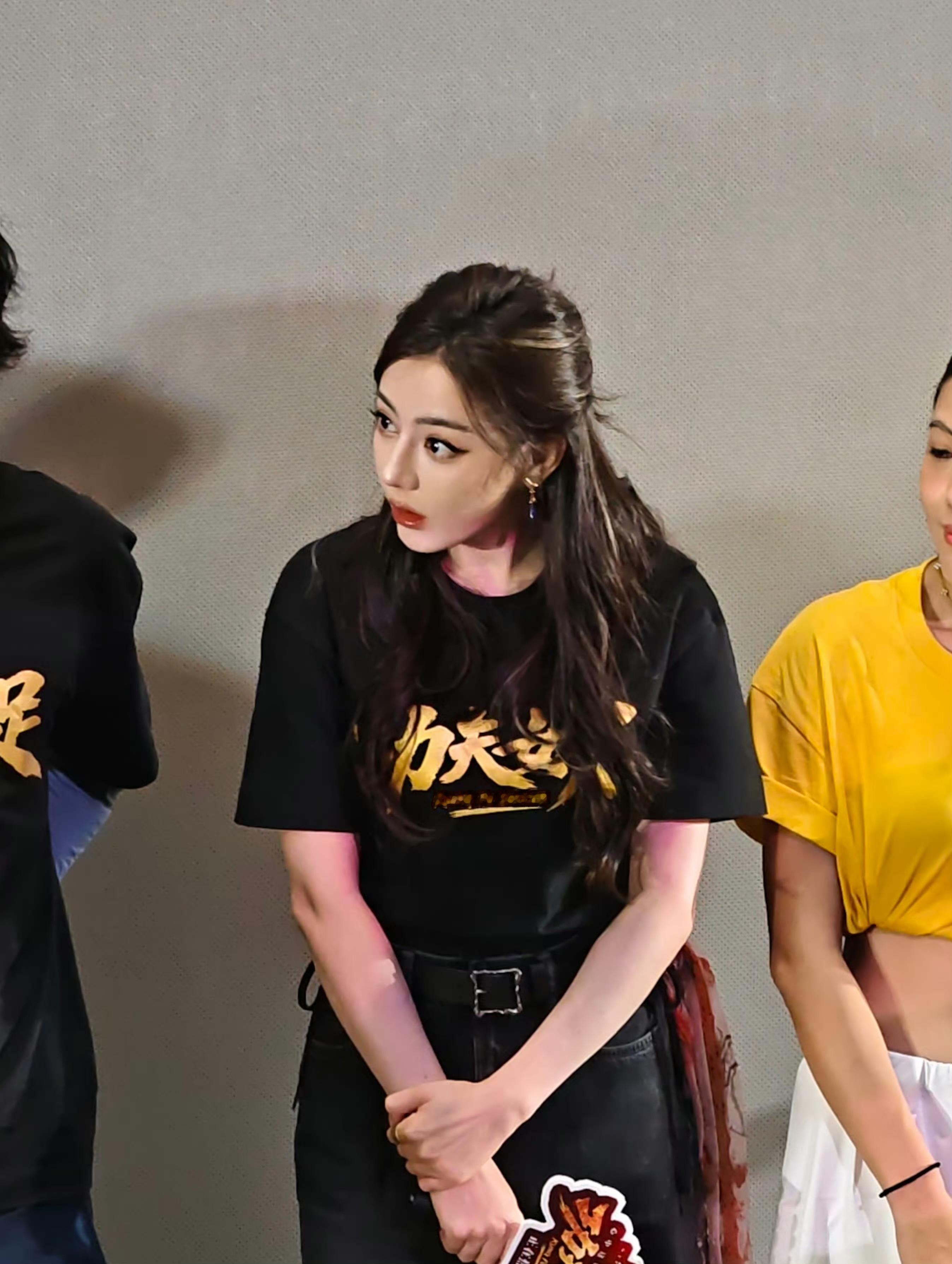 迪丽热巴听到周星驰女儿的表情宝宝就这样萌萌的盯着啊啊！期待能和星爷二次合作！！！