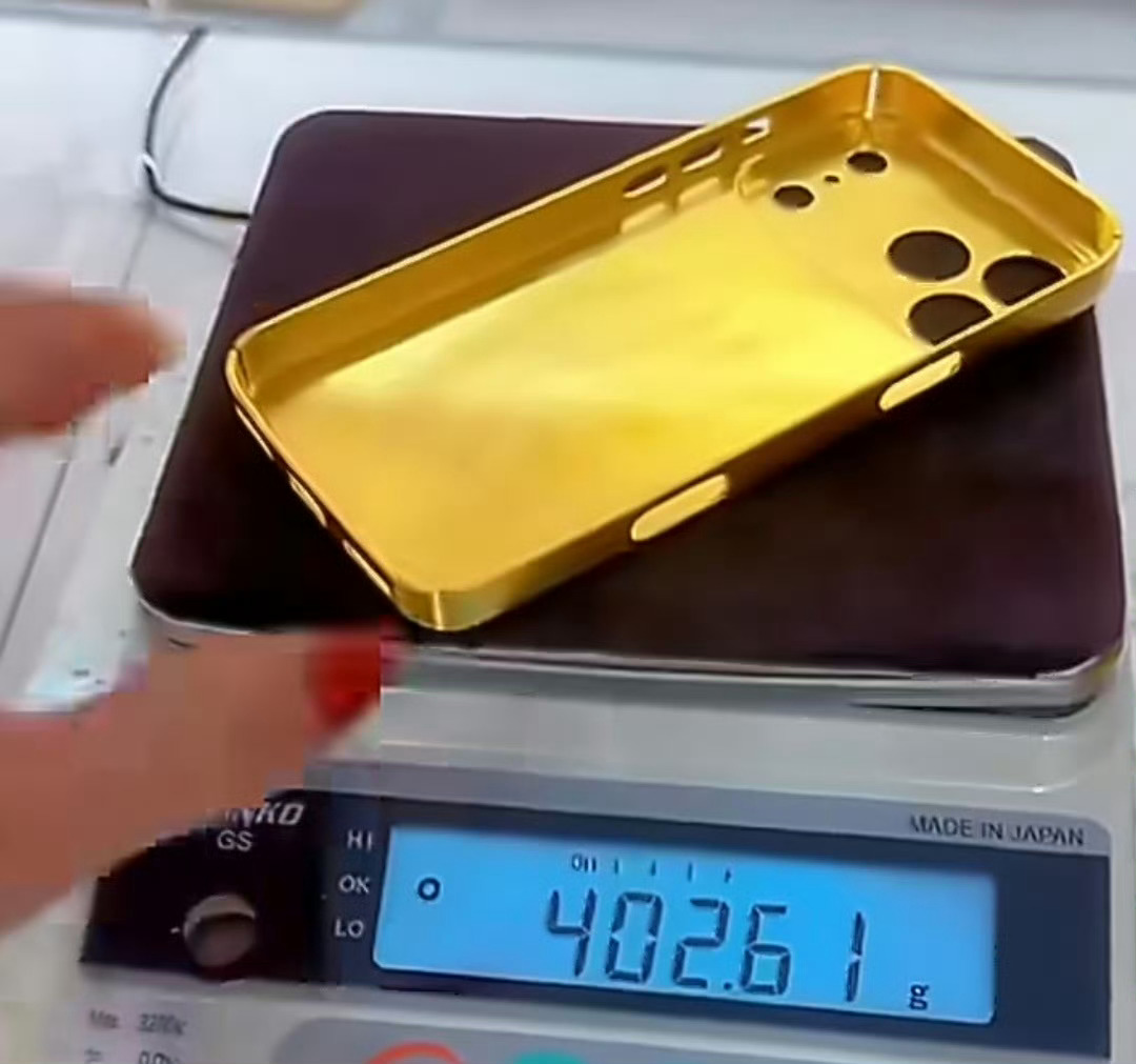 手机壳比手机还贵纯金手机壳挺壕啊，拿手里跟揣着宝贝似的，生怕磕一下心疼死