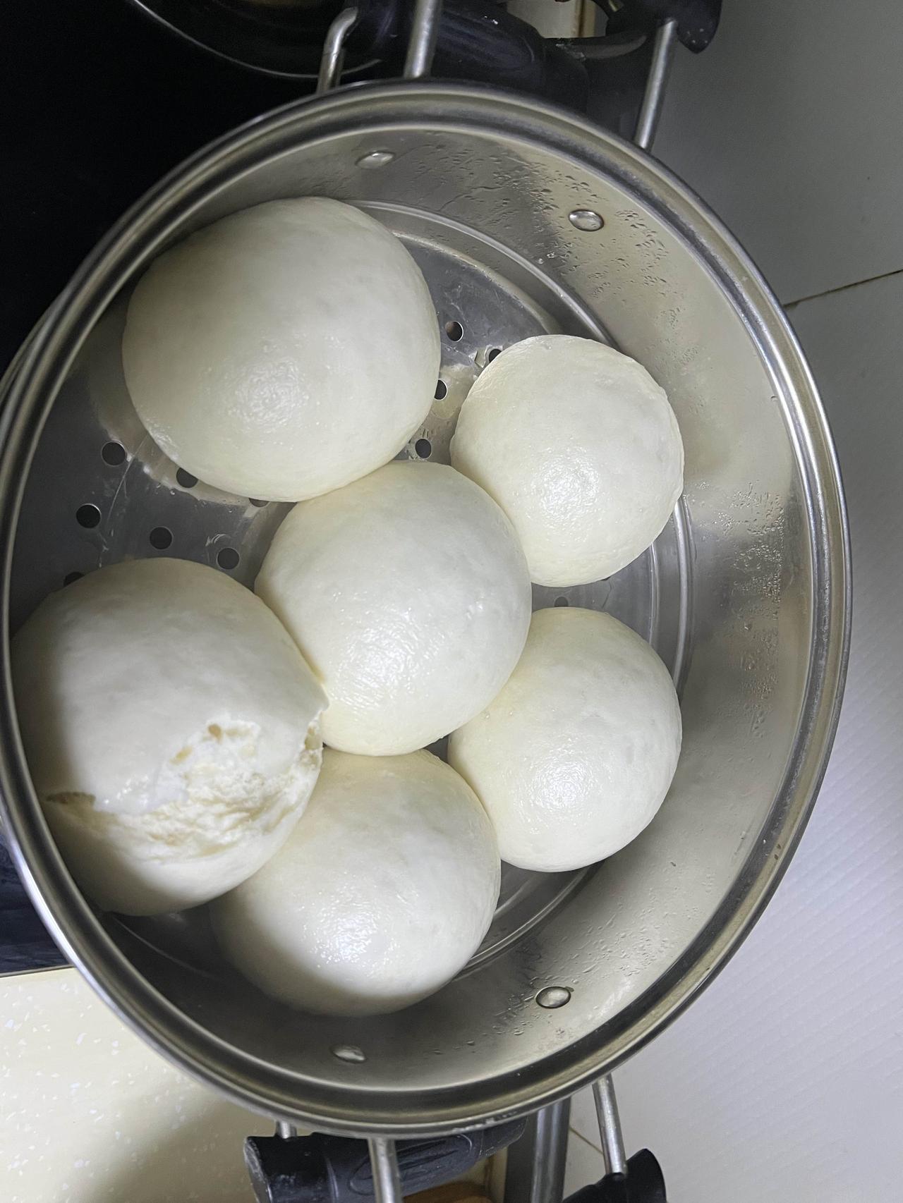 机缘巧合在网上偶尔买到了这一款面粉，这款面粉是中筋面粉，可能比较适合蒸馒头吧，但