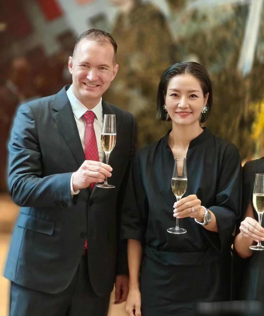 李娜退役这么久了！还是这么火，和她的朋友小聚，好不惬意，我也好想要这样的生活，大