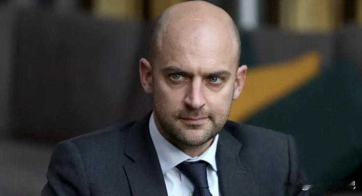 法国外长巴罗表示，购买格陵兰岛的设想是荒谬的，并对此类不切实际的讨论予以否定，格