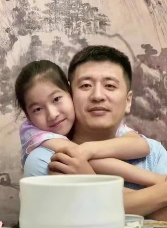 张姩菡，最疼爱她的人走了，她曾经是爸爸的心肝宝贝，她需要的应该不是很多钱，而是她
