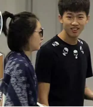 2015年，周冬雨和富二代男友去三亚旅游。酒店的窗帘没拉好，卓伟的手下拍了下来。