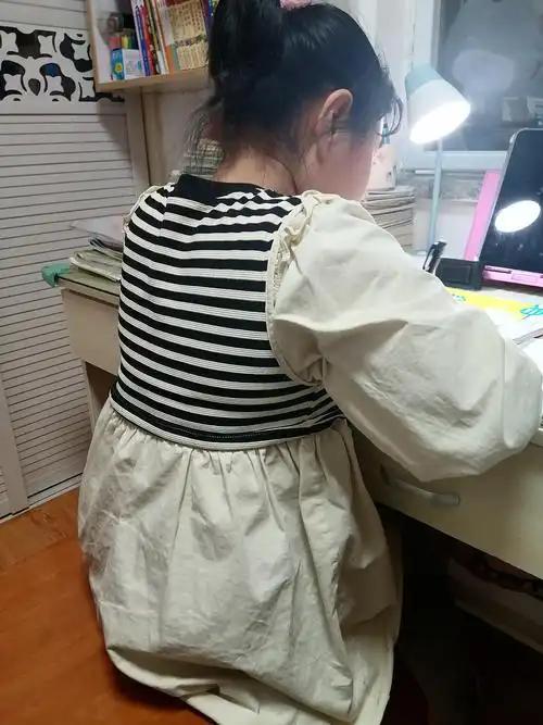 就我家孩子的情况而言，作业量是否多难以简单判定。从完成时间看，有时作业能在合理时