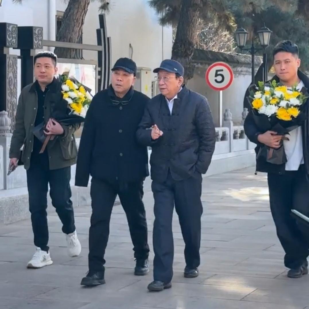 这都能行？侯耀华和杨议凑在一起干的事，被网友无情调侃
古语有云：分久必合，合久必