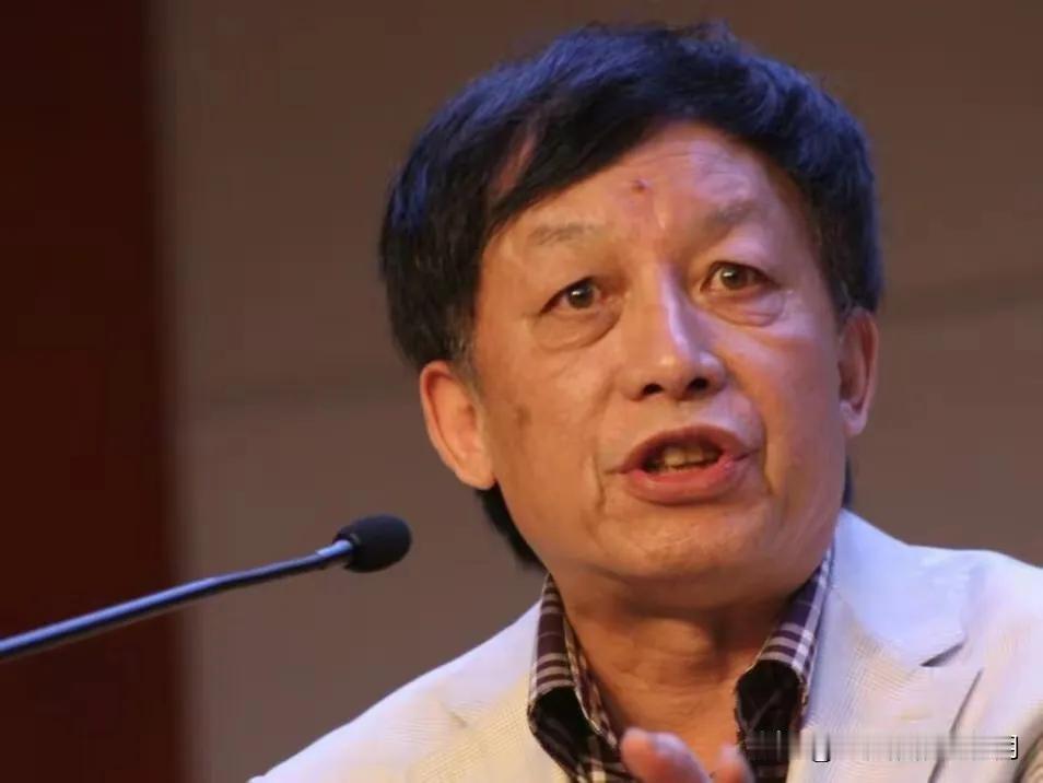 易中天说，明清两代的腐败是被逼出来的，不收红包他没办法过日子，明清时期的县太爷一