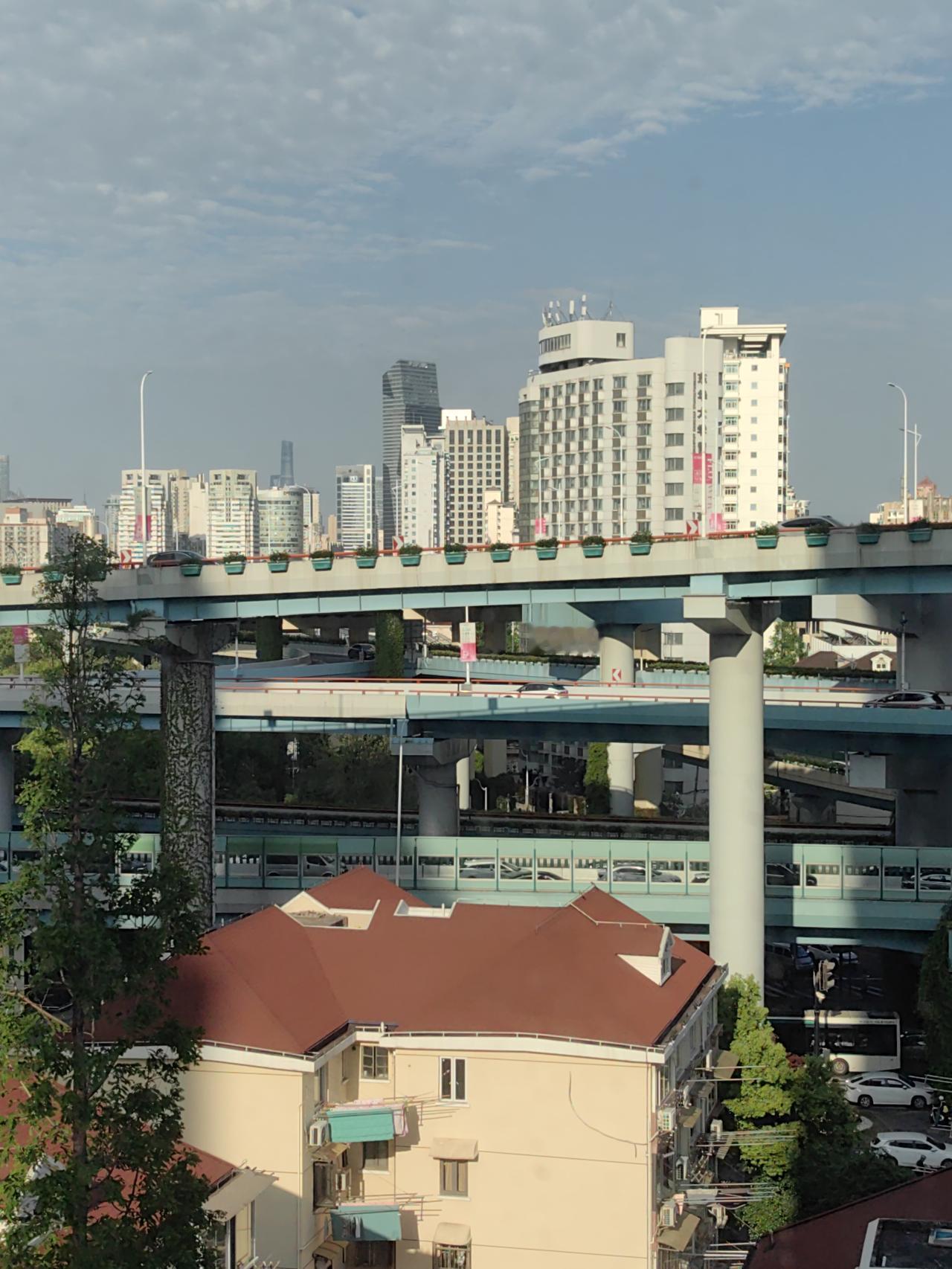 源杰科技这股价涨得太猛，一年内从88元涨到1439元，成了A股新股王，动态市盈率