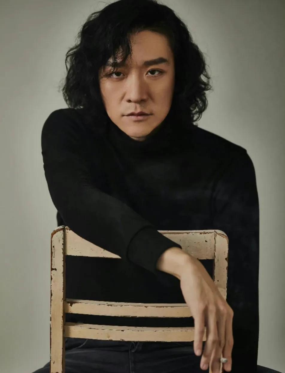 冯冰在《暗夜与黎明》里演的太好了。甚至还有点吓人。
每次他出来，那阴森的表情就让