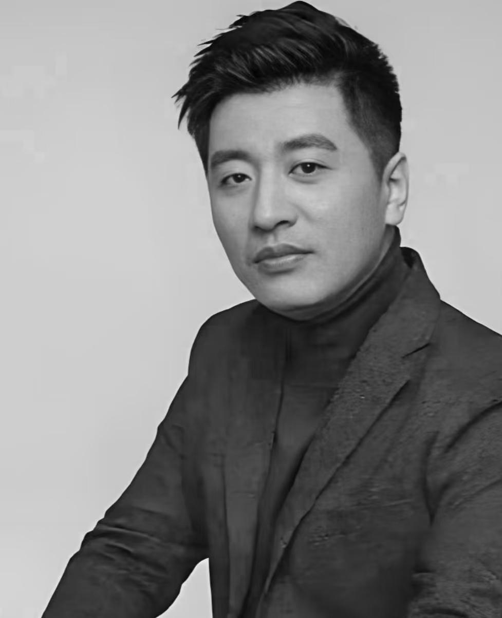 41岁，
被社会嫌弃的年纪，
做什么工作都会被说老，
唯有去世，
会被说一句：太