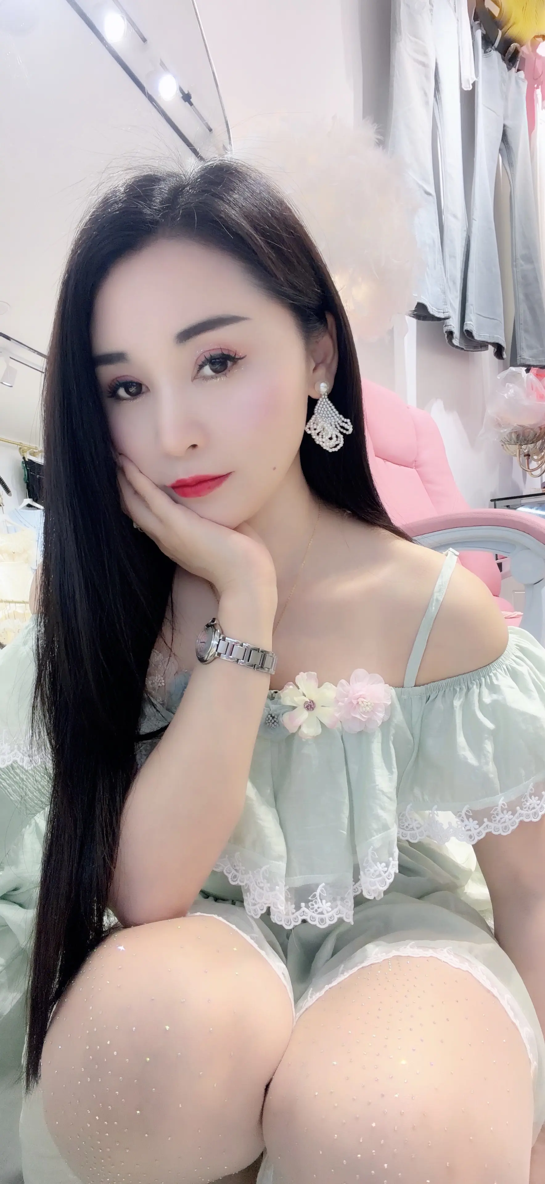 想开一点吧，因为你优秀别人才会发你