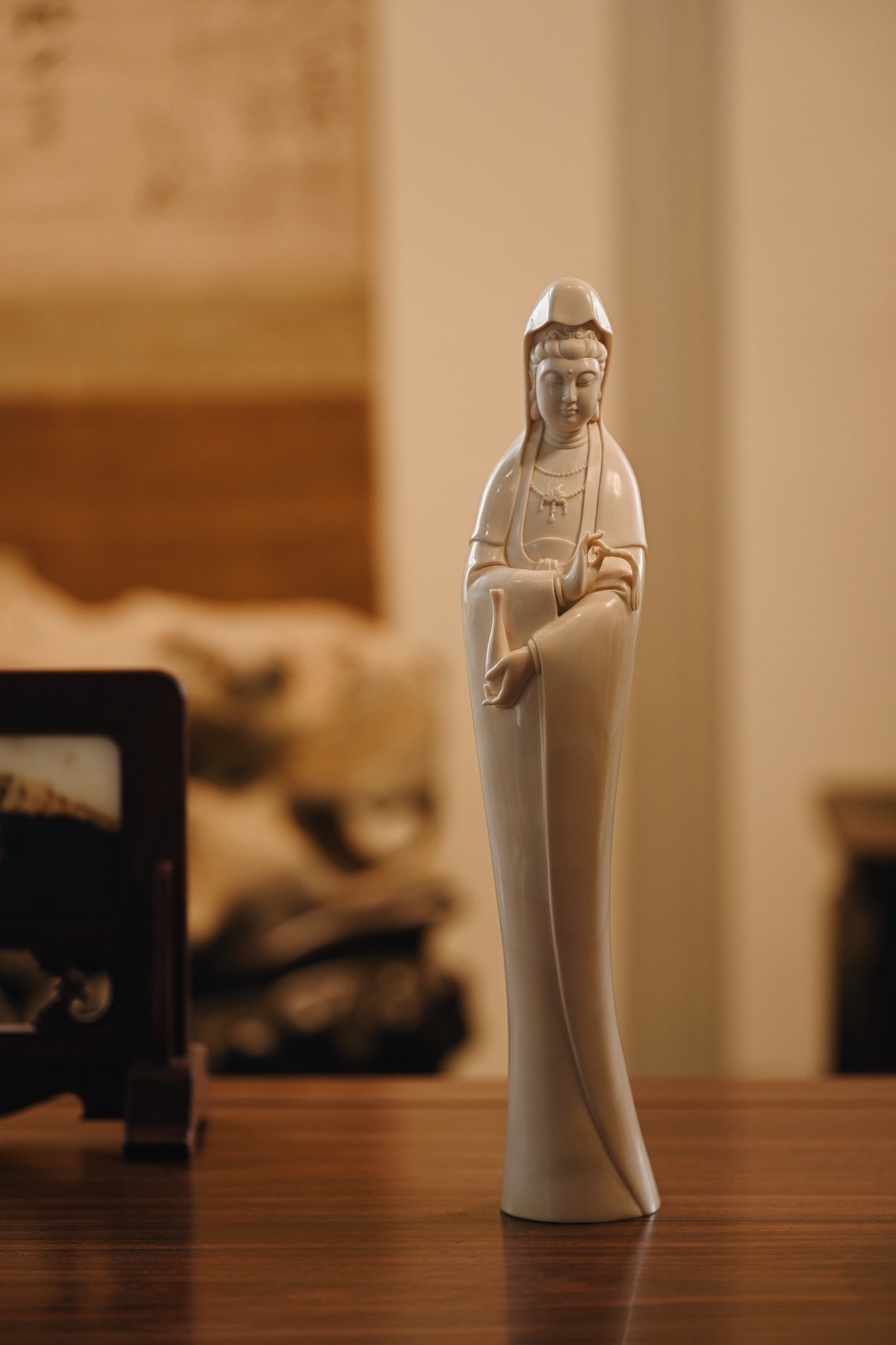 猛犸 | 杨柳观音 料质凝润，雕刻观音立姿，面容丰腴，高眉垂目，微带笑意，手持柳