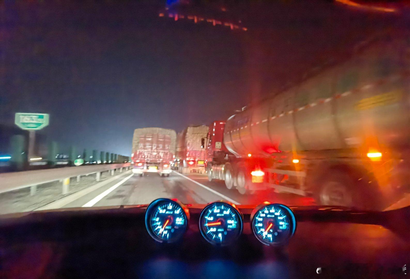 去京礼高速的大货车，你们这是干嘛呢？平时就在京礼高速上靠边停一路，封路了也别拿六