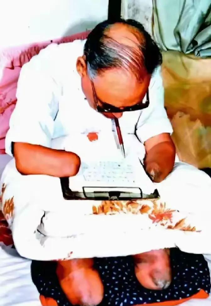 1952年，被冻掉四肢的志愿军战士朱彦夫回到山东老家，母亲哭着对他说：“儿呀，你