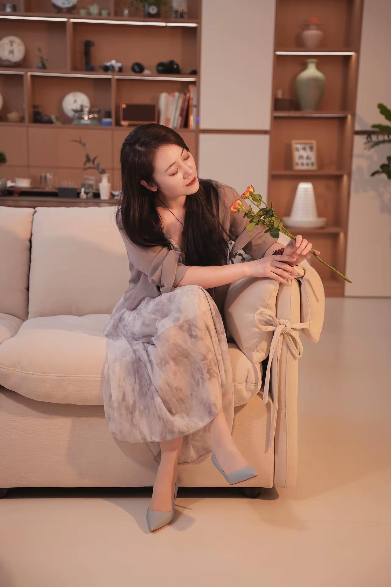 优雅的午后时光，静享一束花带来的宁静与美好。