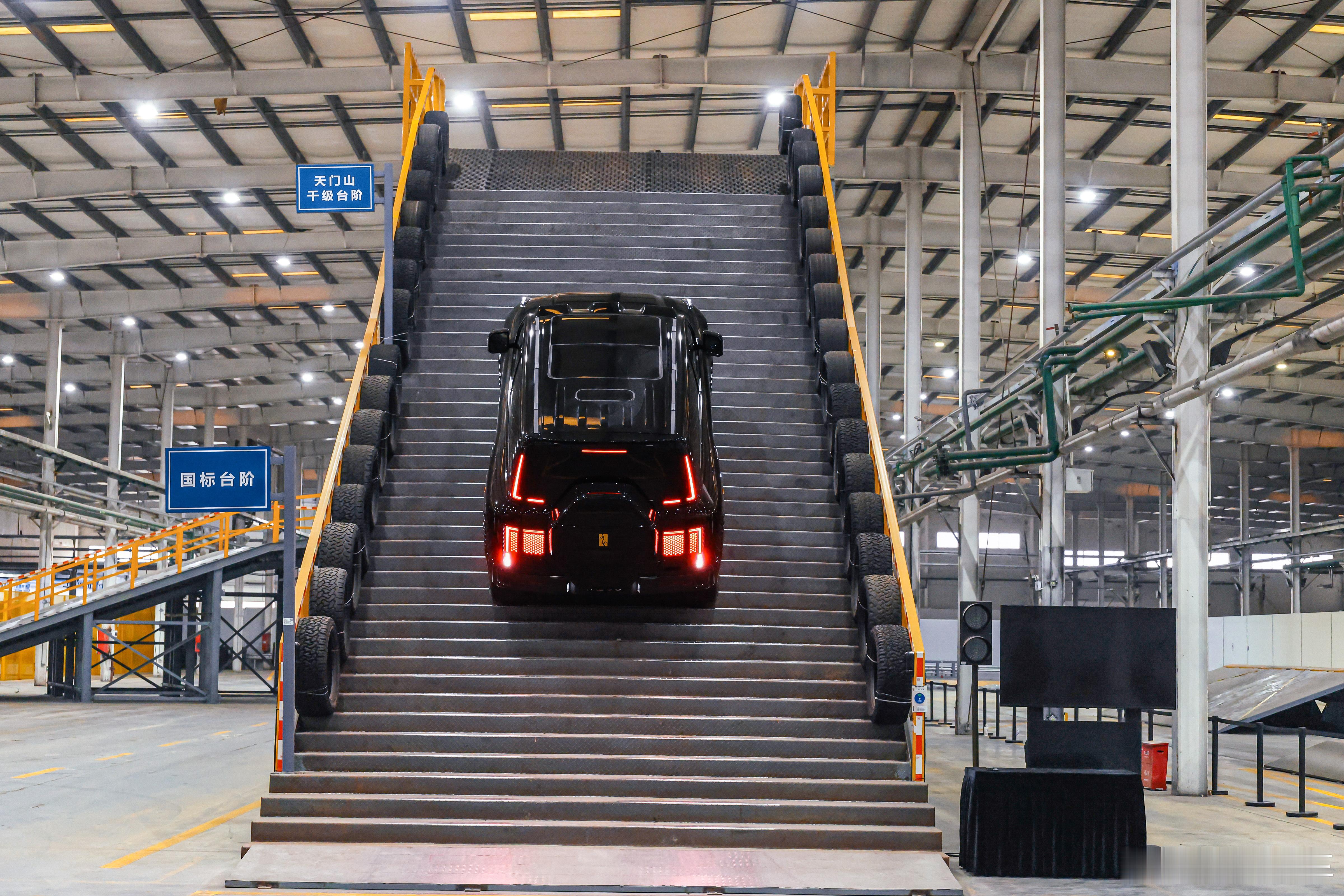 比亚迪综合越野开发中心第一次对外开放啦，这里最特别的就是能室内玩转极限越野！比亚