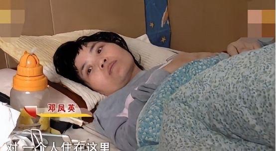 2015年，云南女子邓凤英瘫痪后，相恋12年的男友熊超日夜照料，这份坚守看哭无数