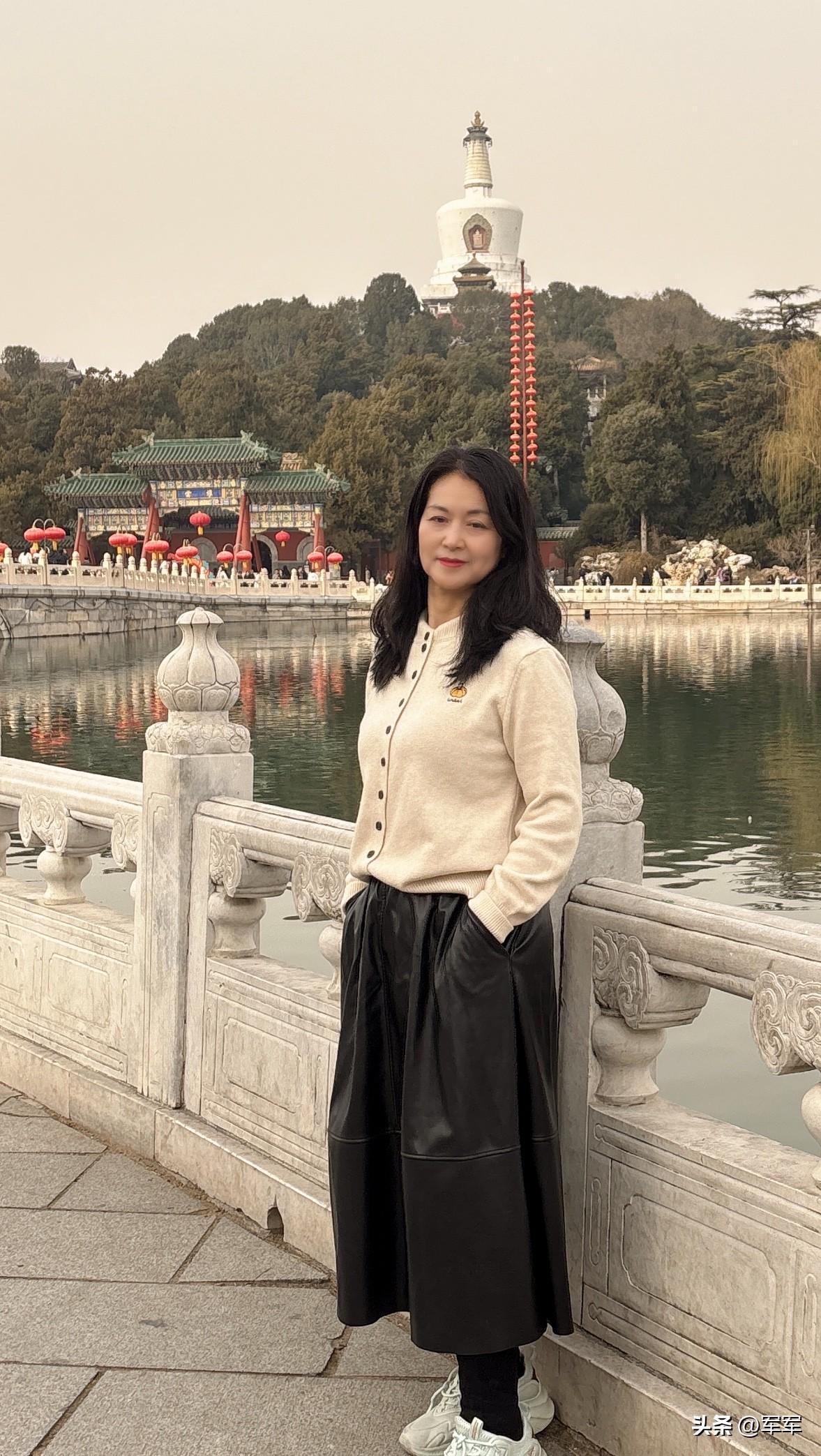 我54岁，今天我特别高兴，我会头倒立了。

我喜欢练瑜伽，但是我胆子小，以前就练