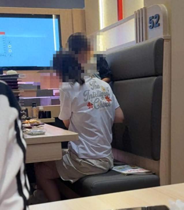 北京寿司店男童餐桌小便！店员两次路过未制止，门店回应引争议
