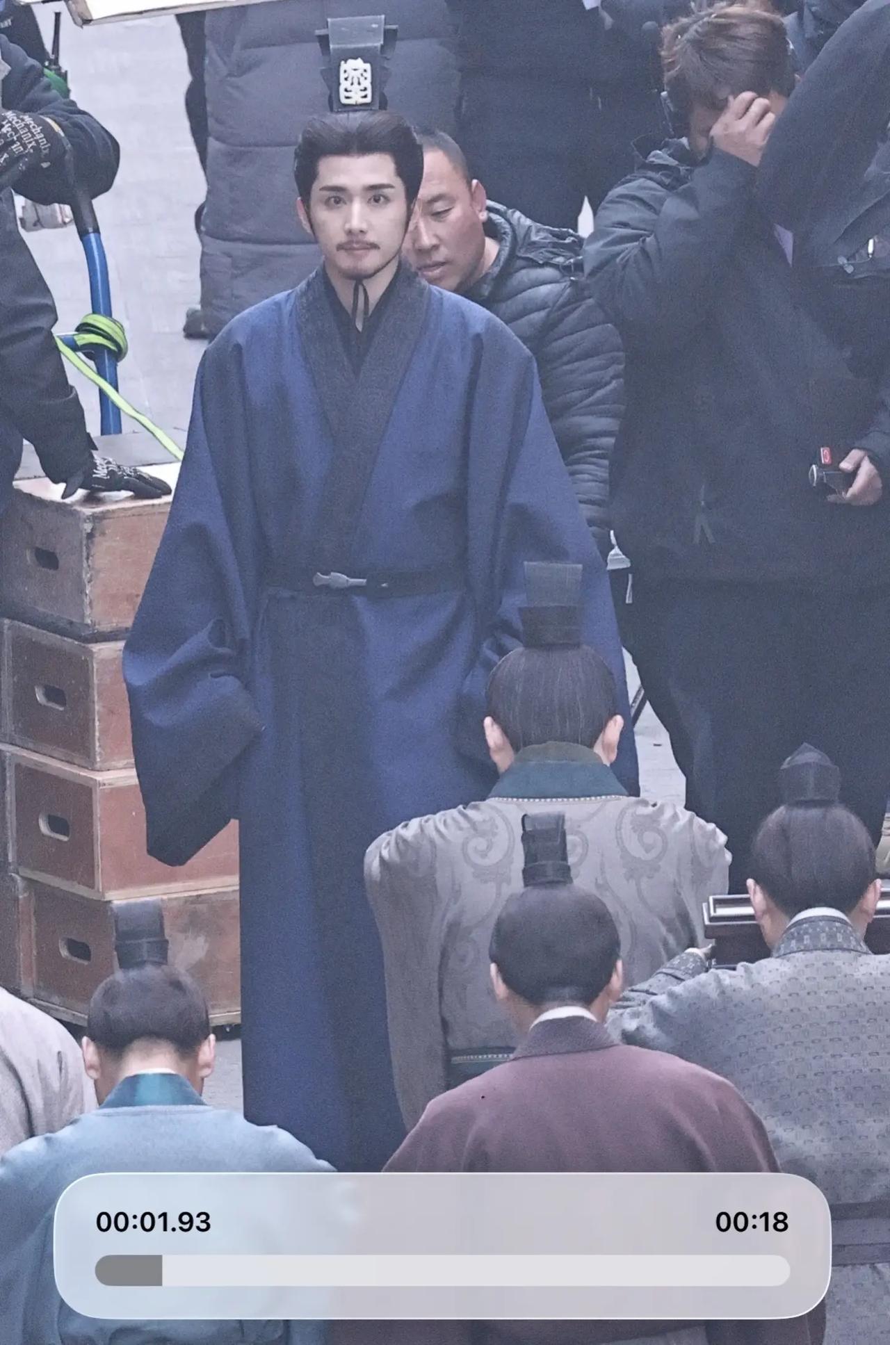 今日张新成骑马路透。