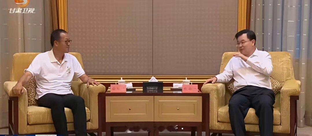 这三位与领导见面的表现，我还是喜欢俞敏洪的表现。俞敏洪的坐姿表情恰到好处，不卑不