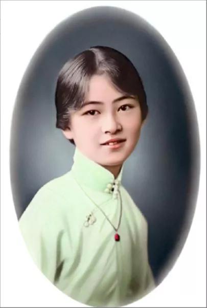 蓝微因说:“下次再遇到喜欢的人，千万要记得只做朋友，不近不远的欣赏，淡淡的喜欢，