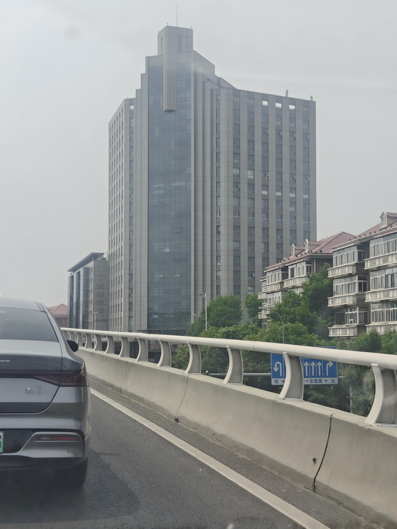 观星望气者，静坐昆仑巅；
提挈天地者，呼吸即阴阳；
返观内景者，骨肉皆河山；
合