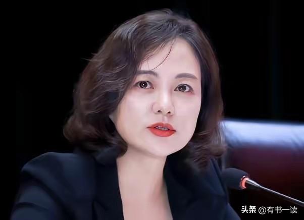 蒋焰这个女人不简单，你看她红唇明艳、黑西装利落，曾是无数人眼中的精英女性范本。