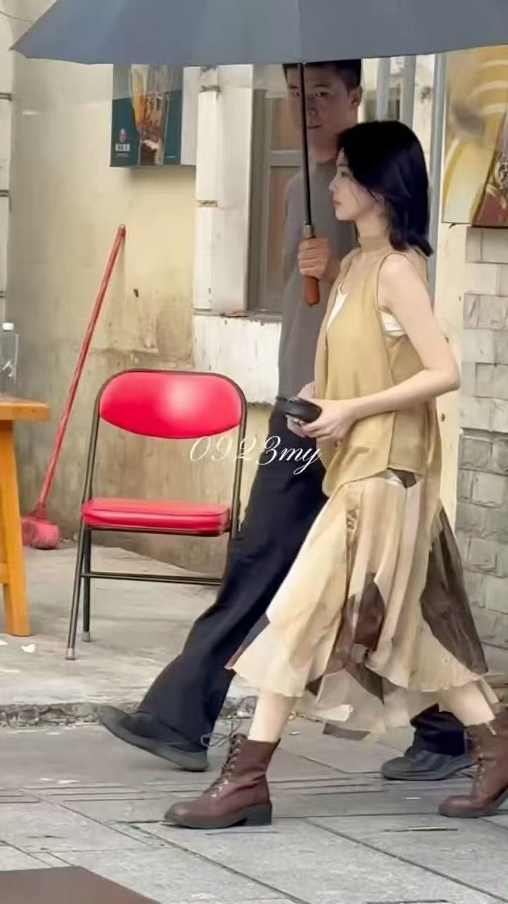 白鹿便利店社死现场白鹿在便利店偶遇自己的歌曲，转身直接溜走 ​ ​​​