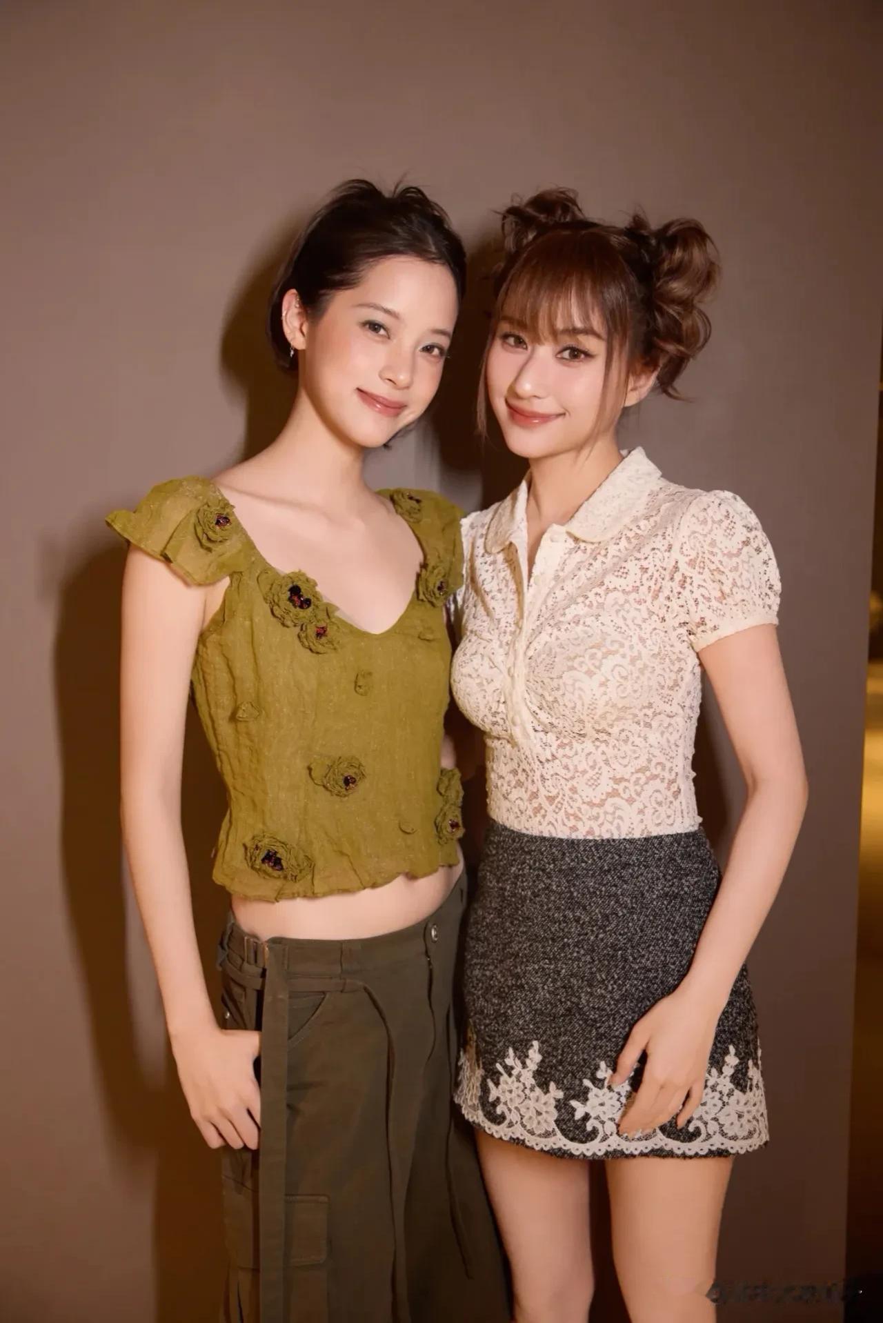 左边是欧阳娜娜，2000年出生，身高167cm。
右边是何超莲，1991年出生，