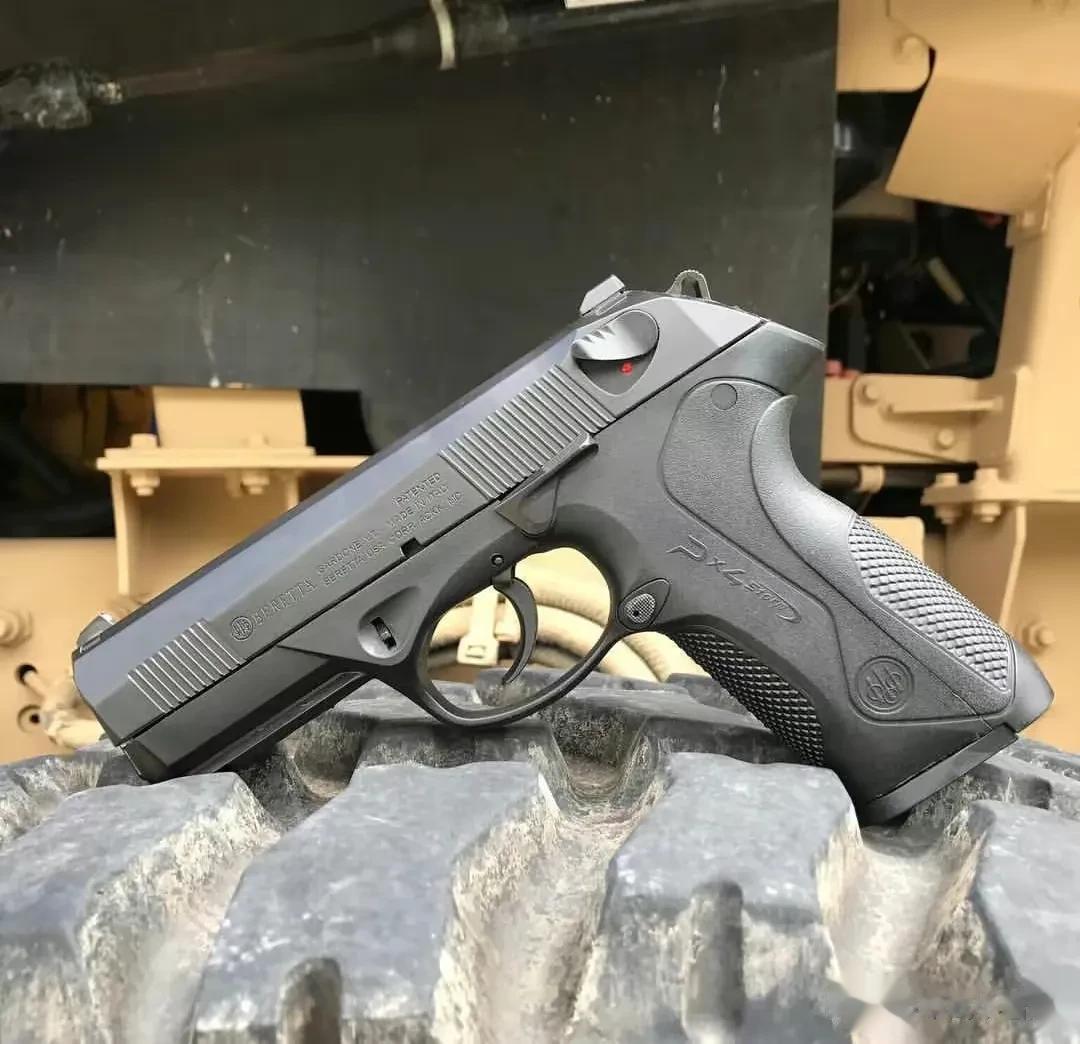 Px4“风暴”手枪是意大利伯莱塔公司研发的新一代防卫手枪。
手枪采用模块化的扳机