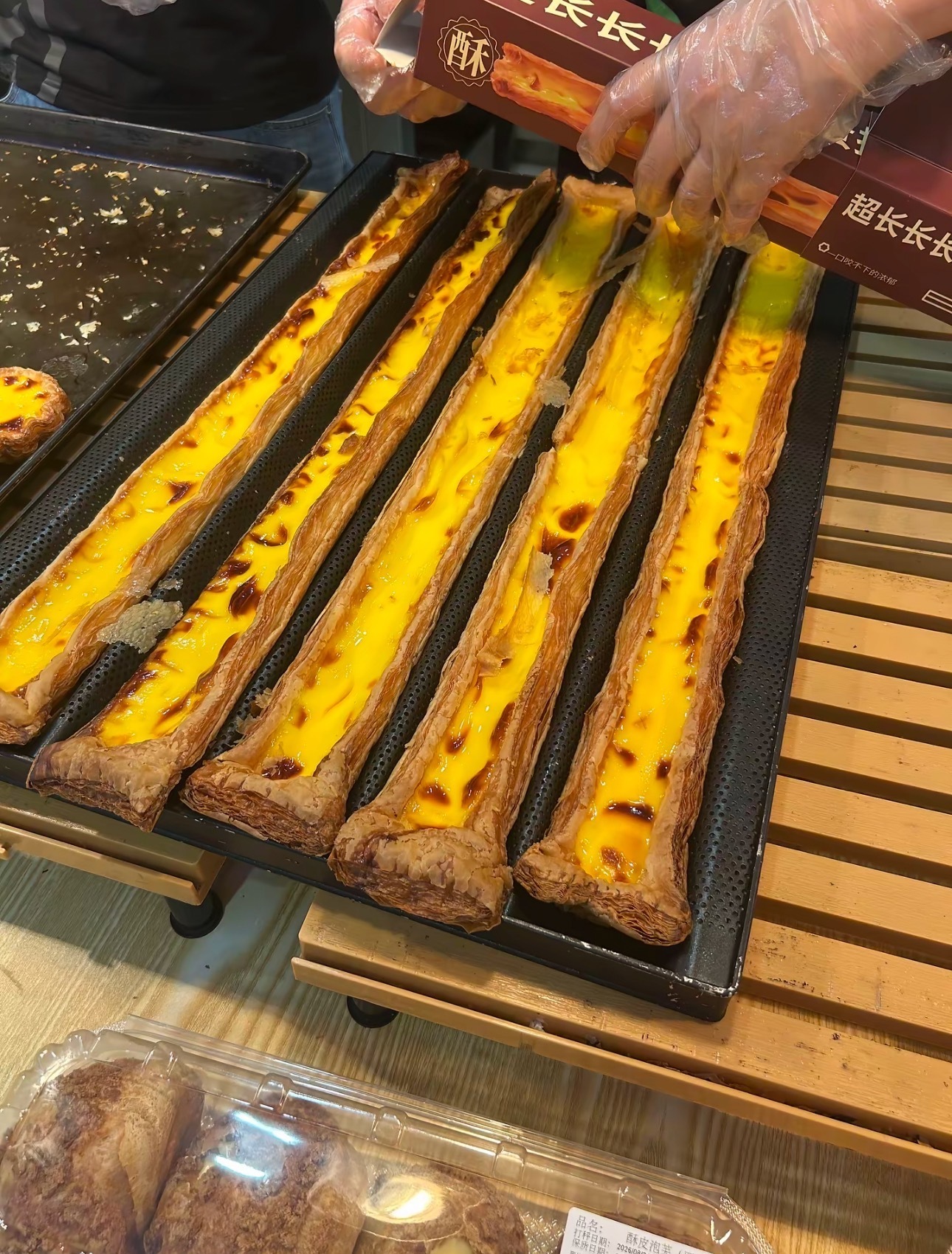 鲍师傅蛋挞翻车：网红产品最致命的声誉误区最近鲍师傅超长蛋挞翻车刷屏，网红新品爆卖