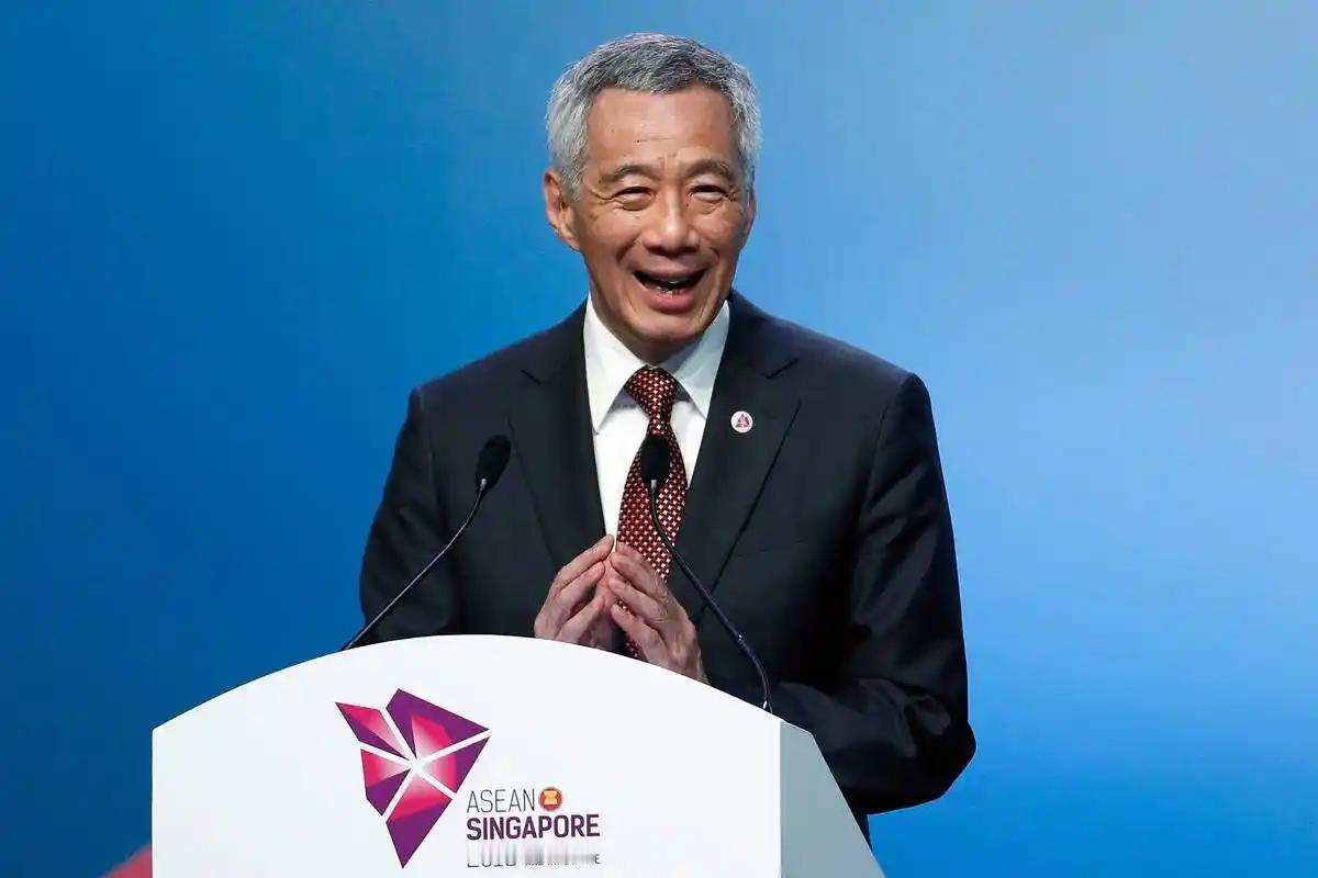 新加坡李显龙把日本入侵新加坡的光荣大旗接下了，那是入侵新加坡记意的白日勋章。李显