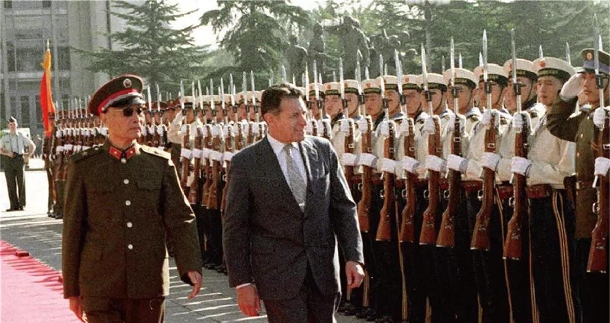 1984年张爱萍在美国五角大楼辩论我国核武器立场，称我国核武器作为打狗棍已经足够