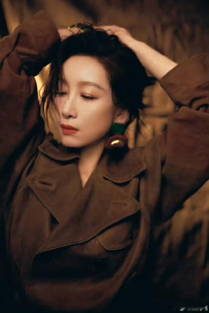 秦海璐一场戏台词就一句  刚刷到秦海璐这段封神演技，直接被惊到！一行字的剧本愣是