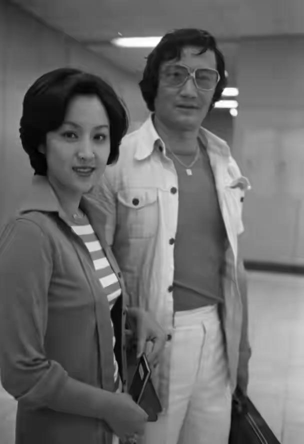 谢贤这一生过得潇洒自在，两任前妻都是大美女，老了的他好酷。