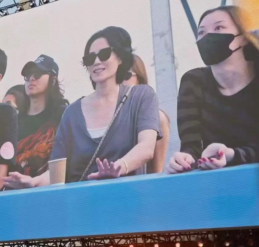王菲和李嫣的同框神图，母女俩简直是一比一复制粘贴！ ​​​