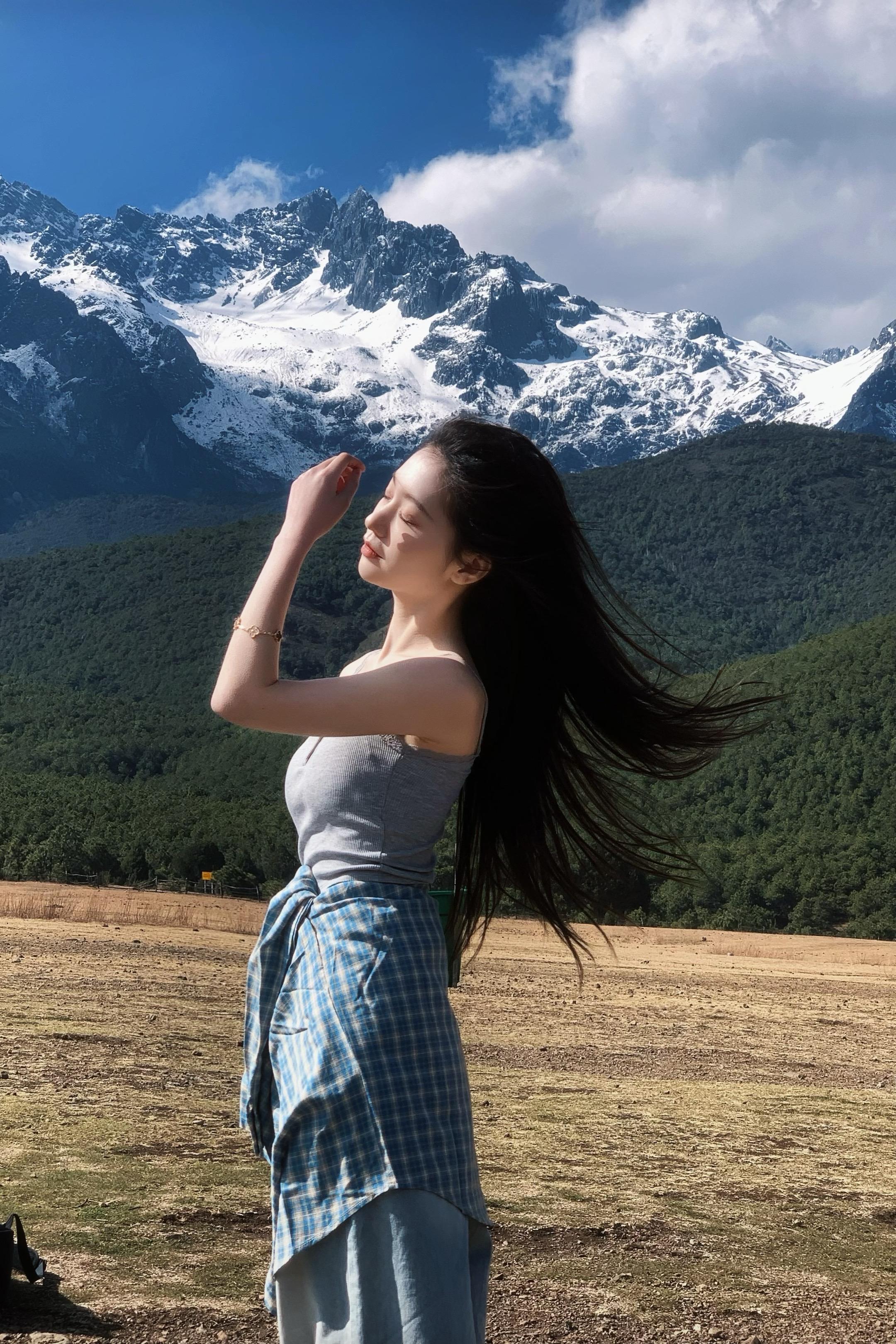 你要站在太阳下坦荡大声无愧的称赞自己。