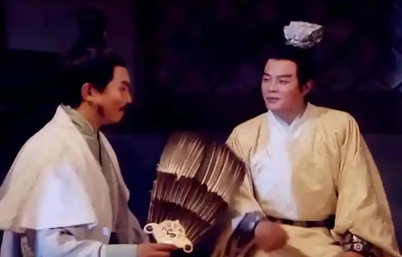 按照现代的说法，诸葛亮用激将法给周瑜念铜雀台赋就是一个典型的制造谣言的诈骗，因为