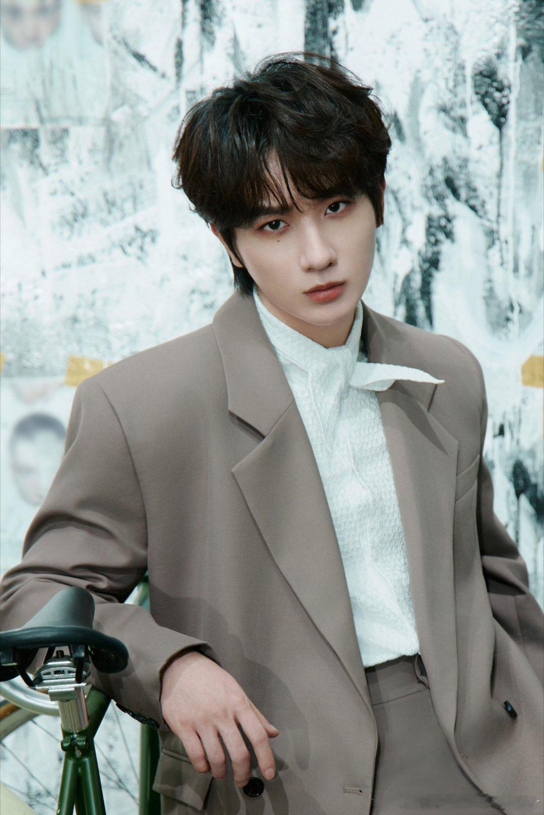 李宏毅阴长黎 LHY李宏毅揽流光三千 万千流言蜚语都无关紧要，我永远坚定选择站在