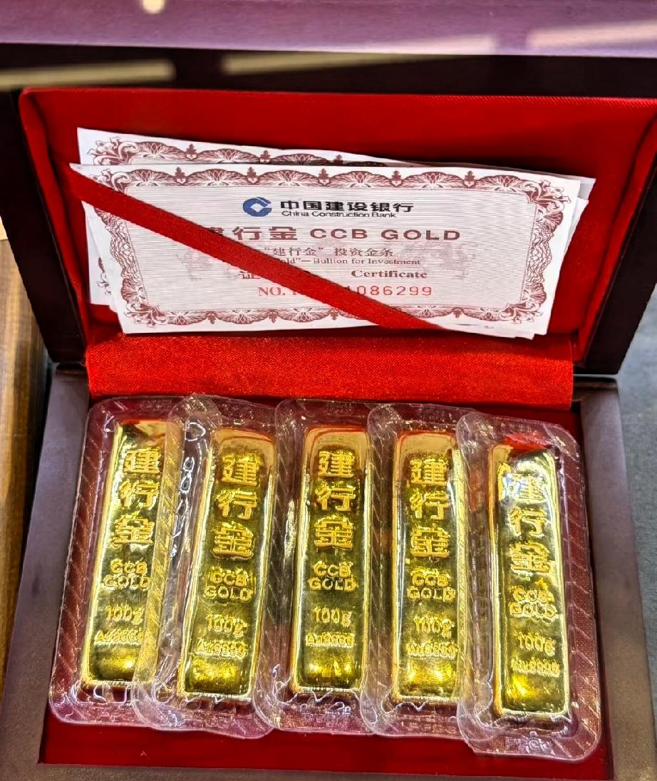 看了今天的金价，
我感觉自己血压都飙升了，
7月17日，金价从880一克跌到了