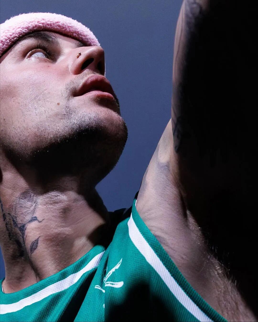 Justin Bieber 最新照片风格变了！
感觉他调整了策略，针对不同群体定