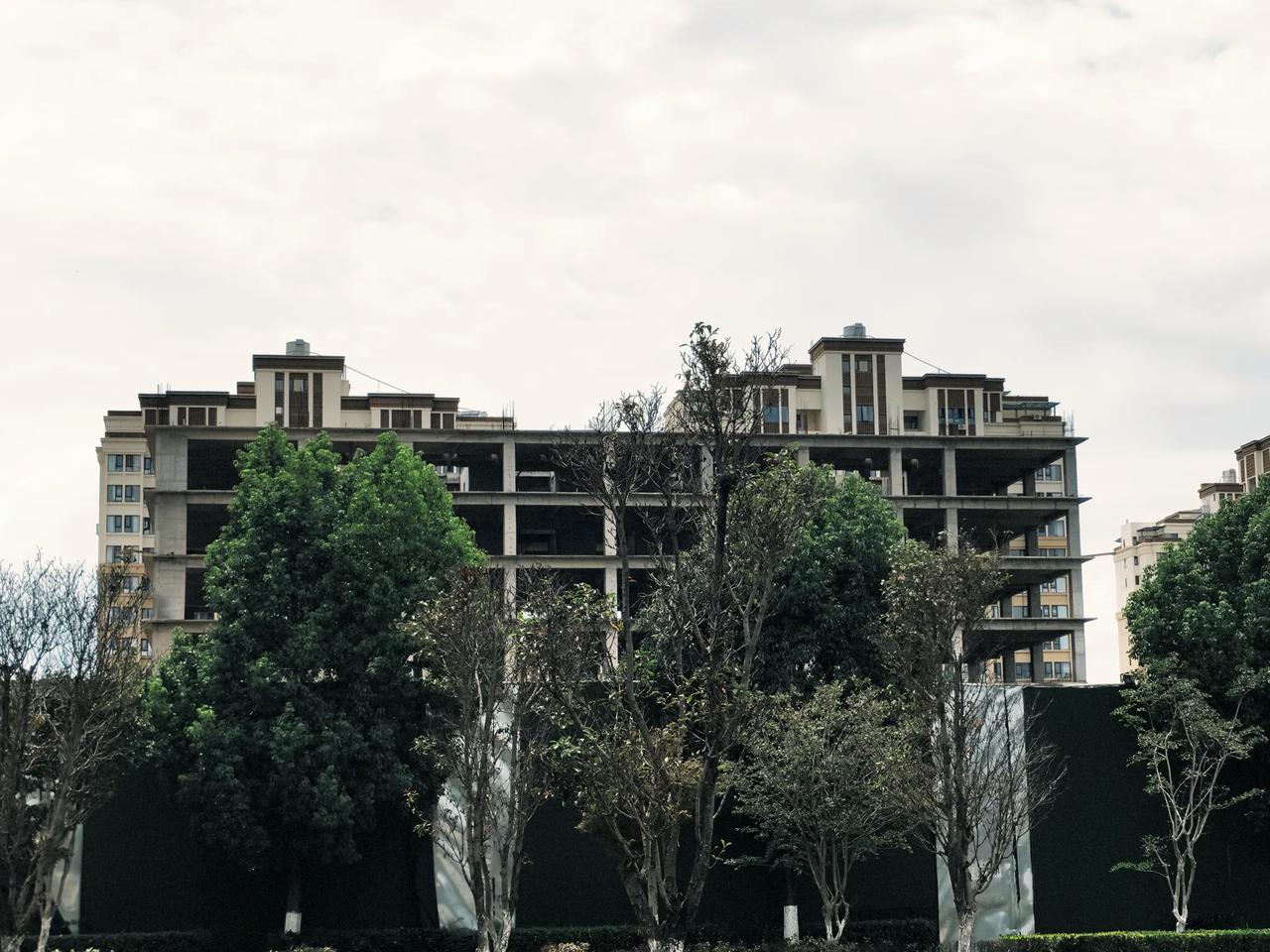 昆明呈贡新区吴家营街道，火车南站附近地铁一号线白龙潭站口这个商业看来是彻底烂尾了