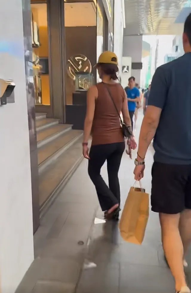 杨采钰和男友逛街，孕肚明显，这次是选对人了，男友年轻帅气又有钱！ ​​​