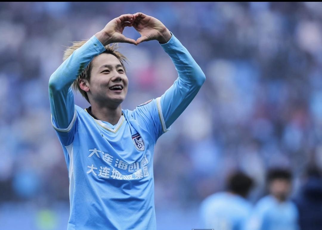 凤凰涅槃！大连英博球迷喜爱的、那个表现出色的毛伟杰回来了。
在大连英博主场对阵浙