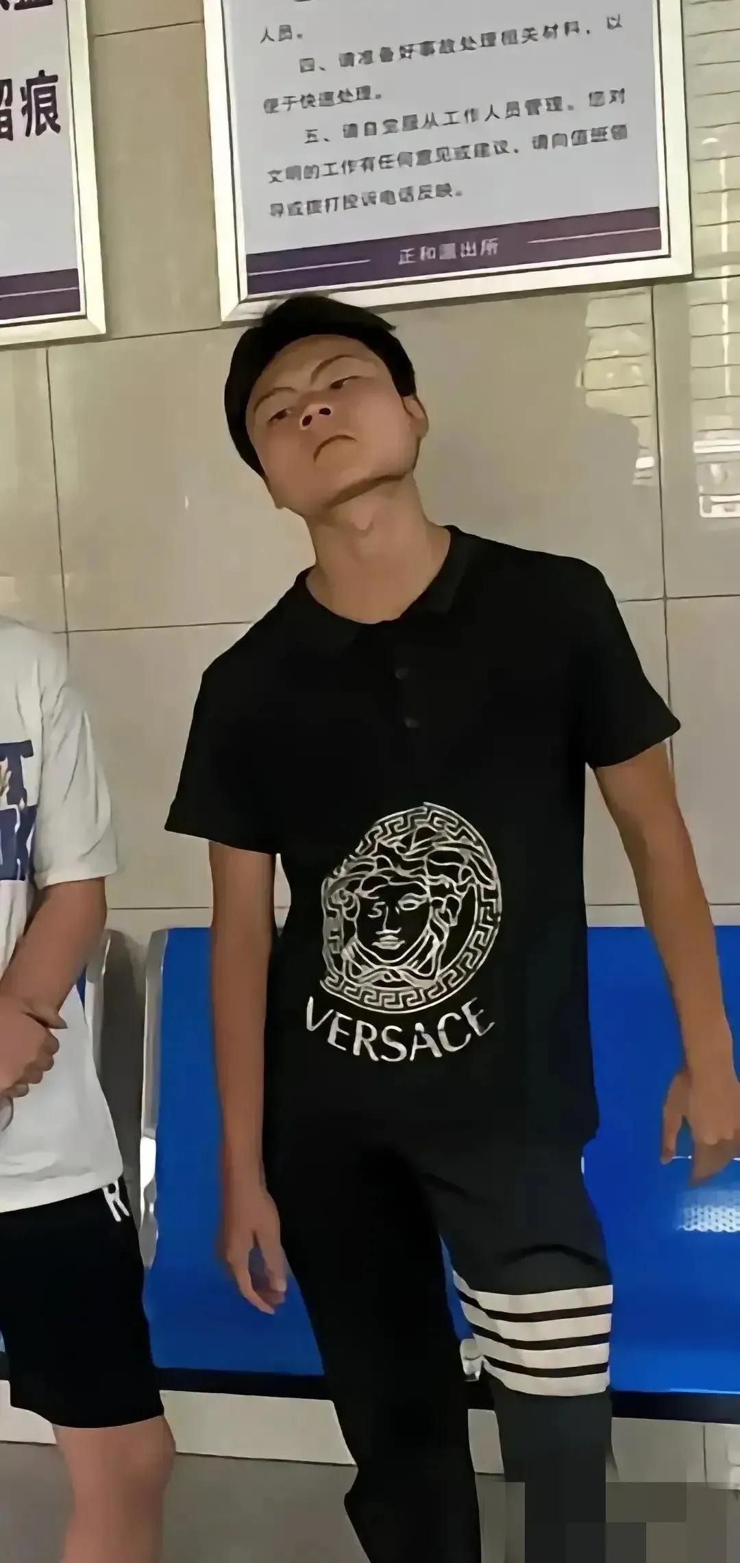 小伙子一脸的不服气，不判个无期徒刑都对不起他这么拽的脸[大笑]