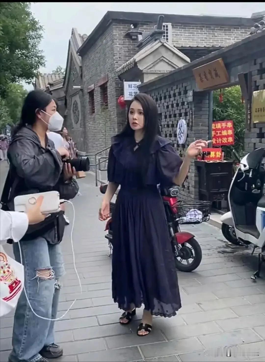 伊能静生图曝光，个子不高，但却相当精致。她的穿着打扮非常时尚，一看就是时尚博主。