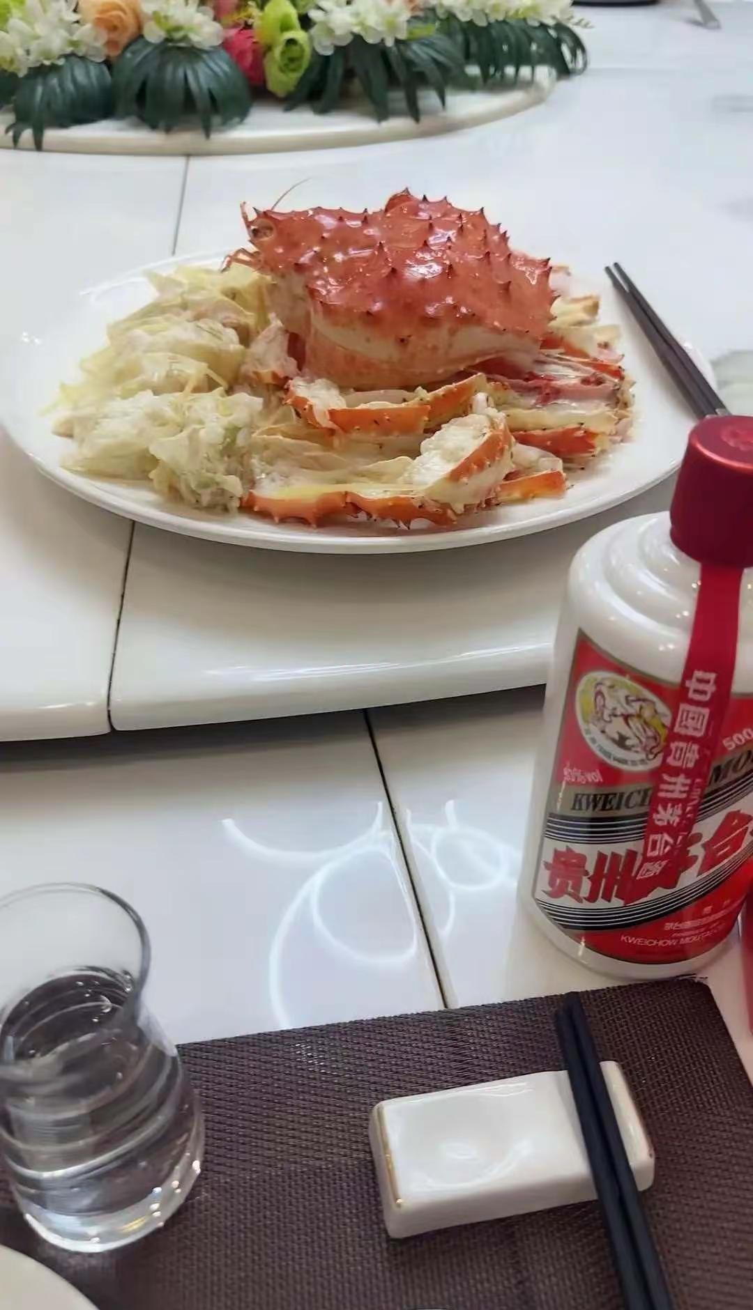 酒和人很像，淡了没味了，浓了上头了，总是喝着喝着感觉就变味了……有酒有肉，故事管